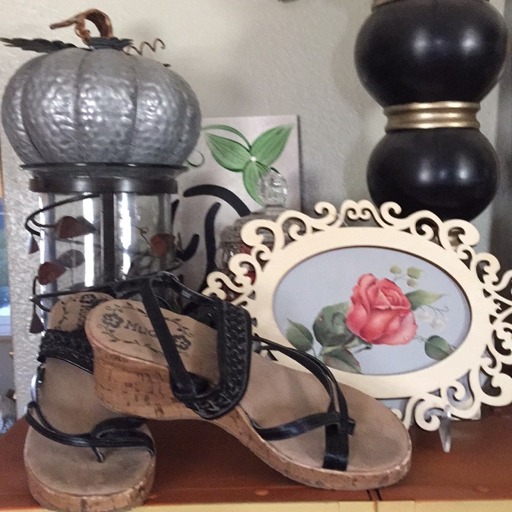 Mudd wedge sandals!